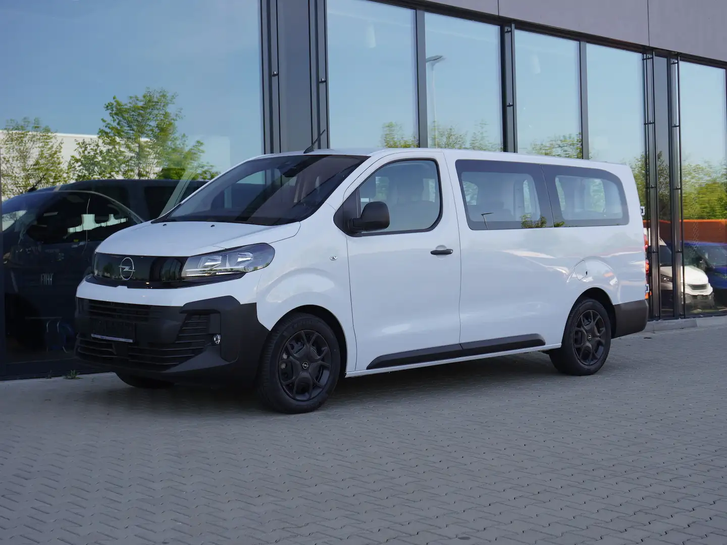 Opel Vivaro L3 180 AT / Rollstuhlumbau AMF Weiß - 2