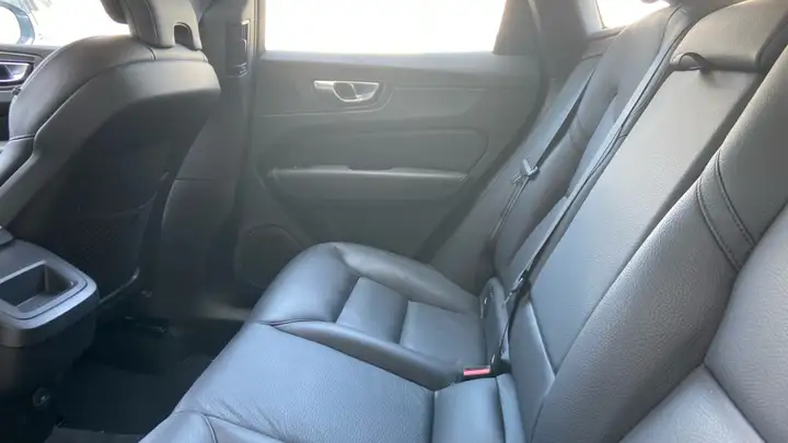 Volvo XC60 2023, foto 11