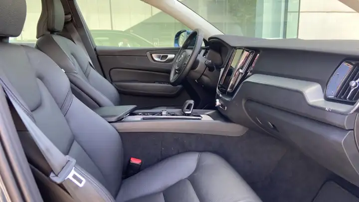 Volvo XC60 2023, foto 9