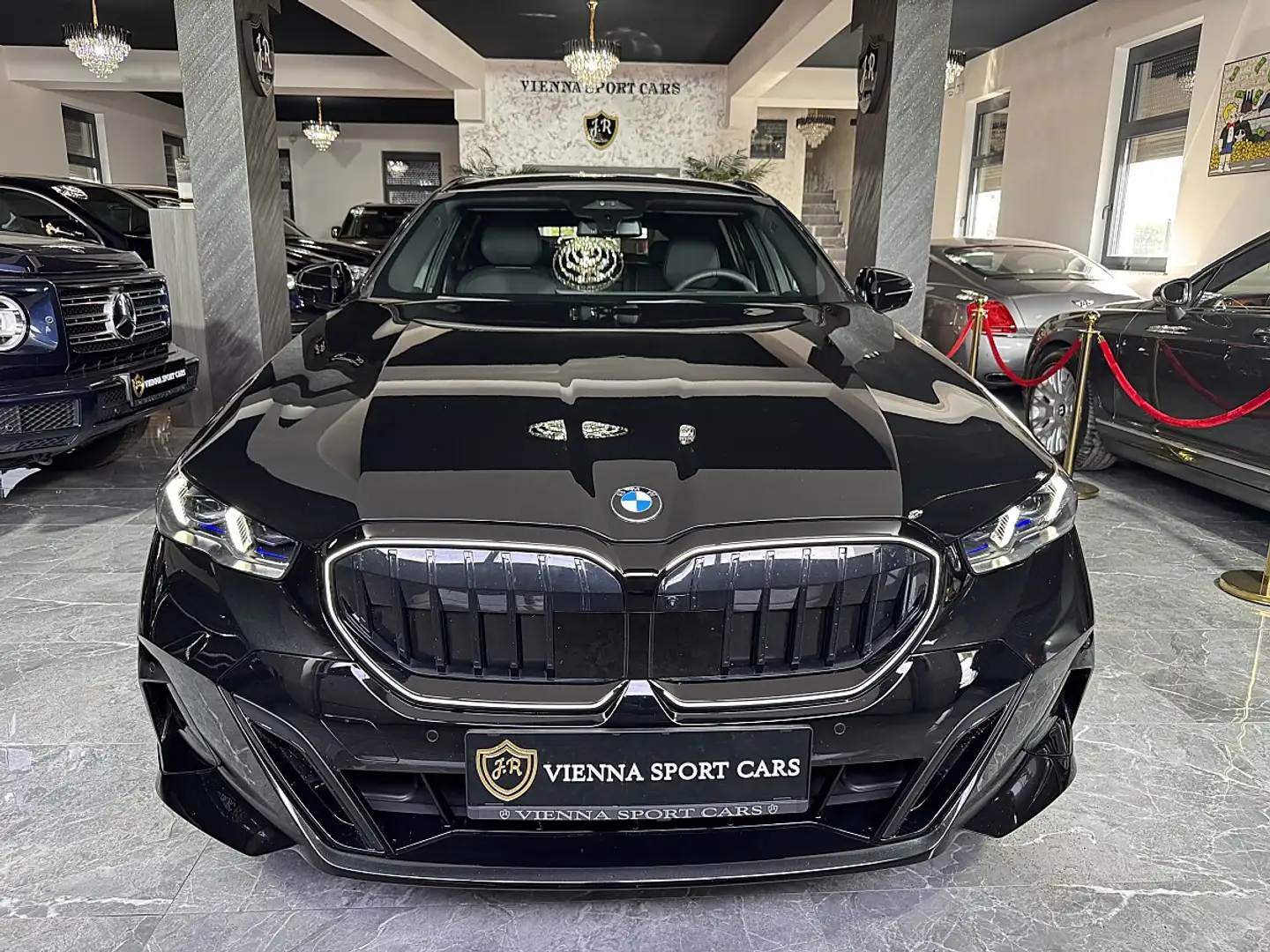 BMW 520 d G61 xDrive Aut.*M-Paket-Pro*Neuwertig*Voll* Schwarz - 2
