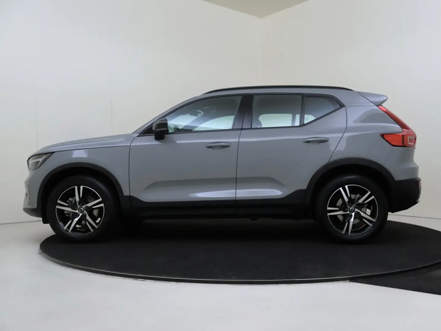 Volvo XC40 B4 Plus Dark | Trekhaak | Dodehoekdetectie | Harma Grijs - 2