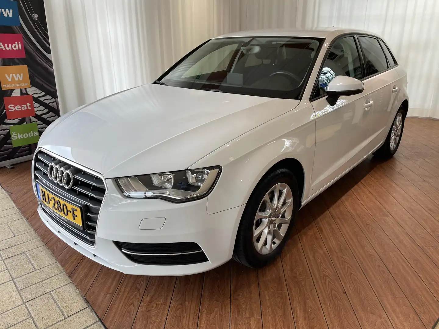 Audi A3 Sportback 1.4 TFSI Attraction nieuw model, navigat Weiß - 1