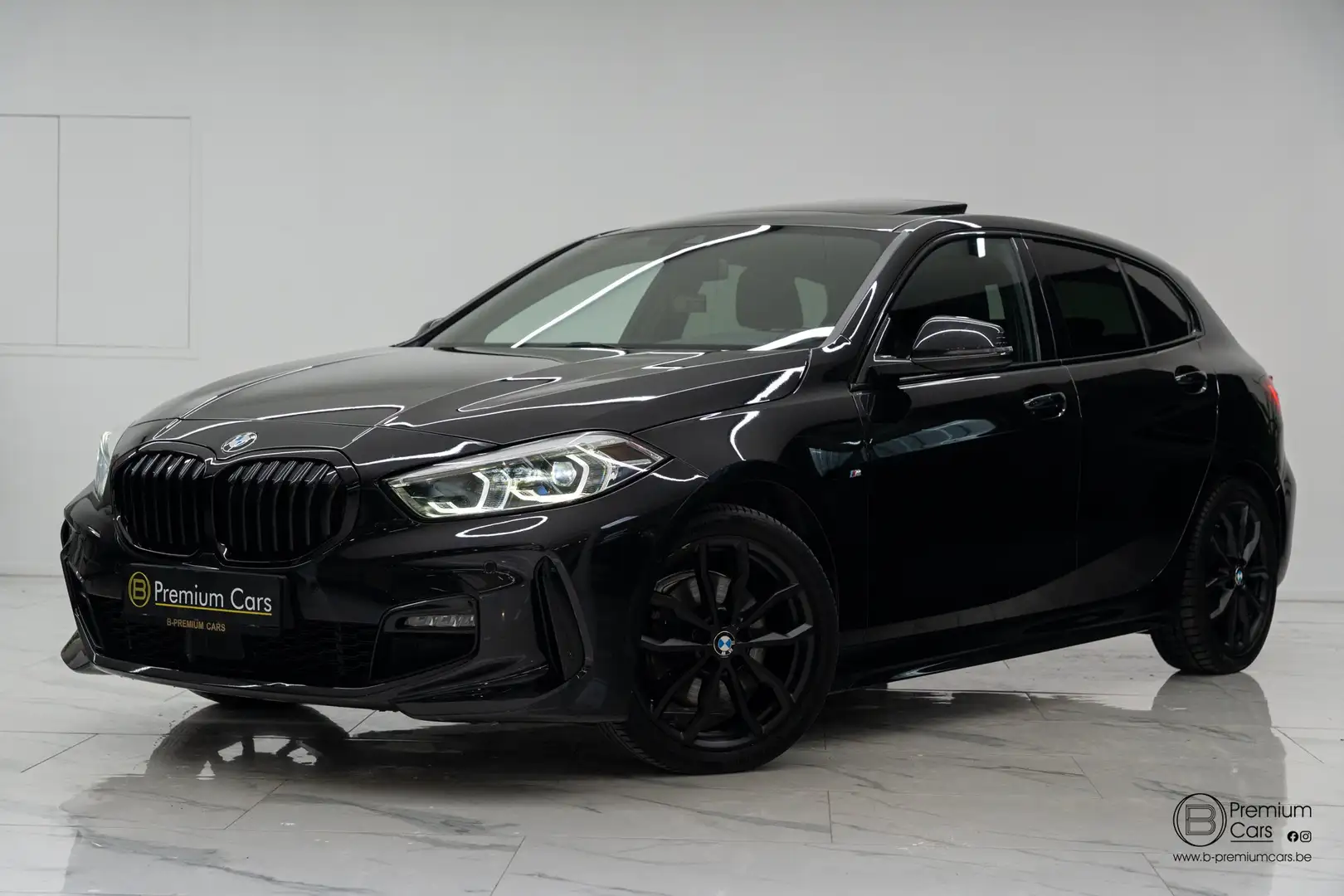 BMW 118 Ia M-Pakket! Camera, Led, ACC, Open dak! Noir - 1