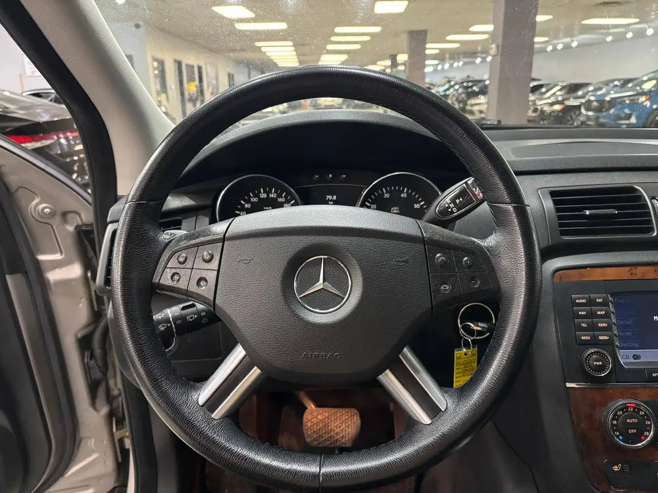 Mercedes-Benz R-Class снимка Mercedes-Benz R-Class