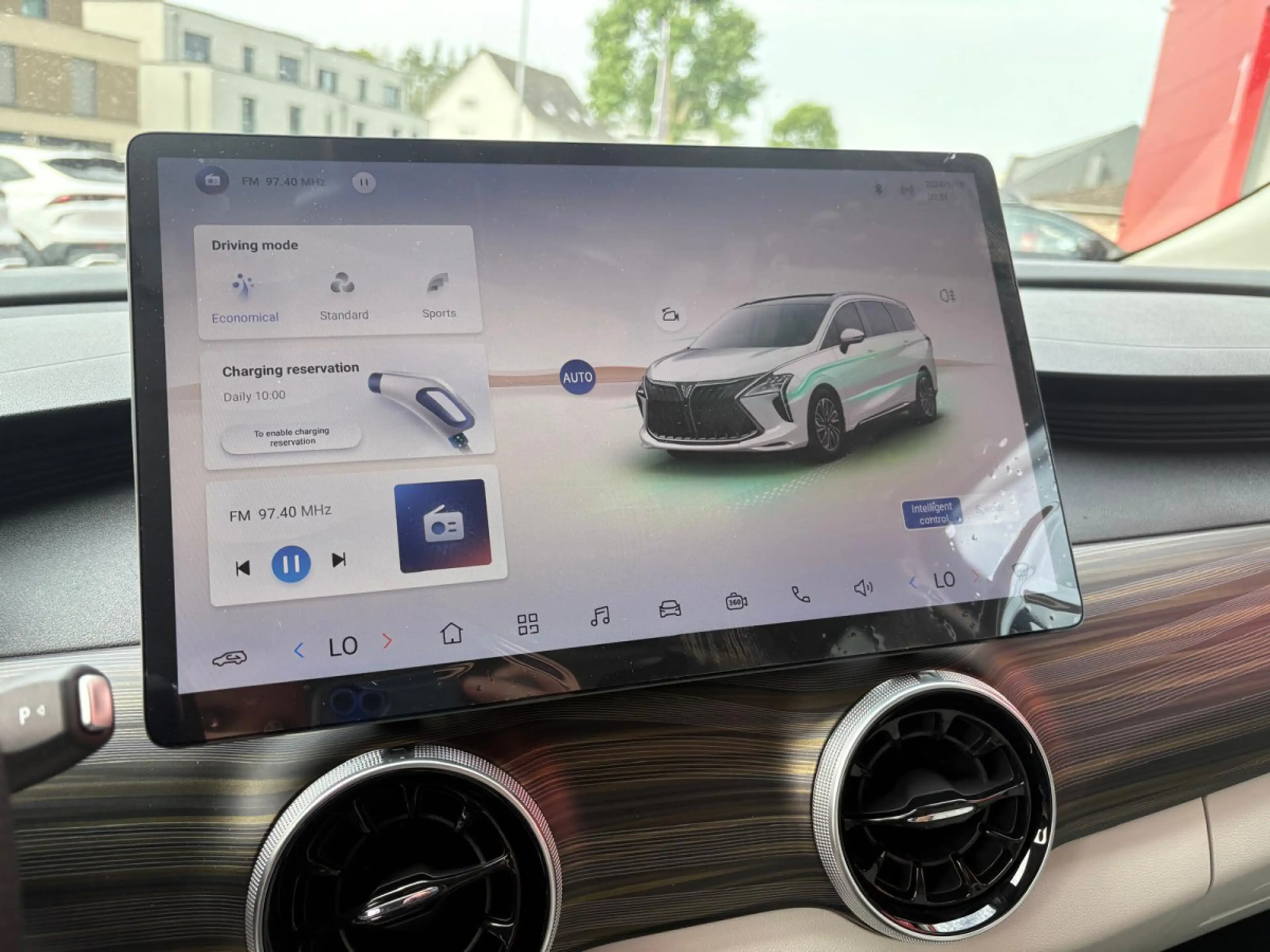 Forthing U-Tour M4 PHEV — photo 12
