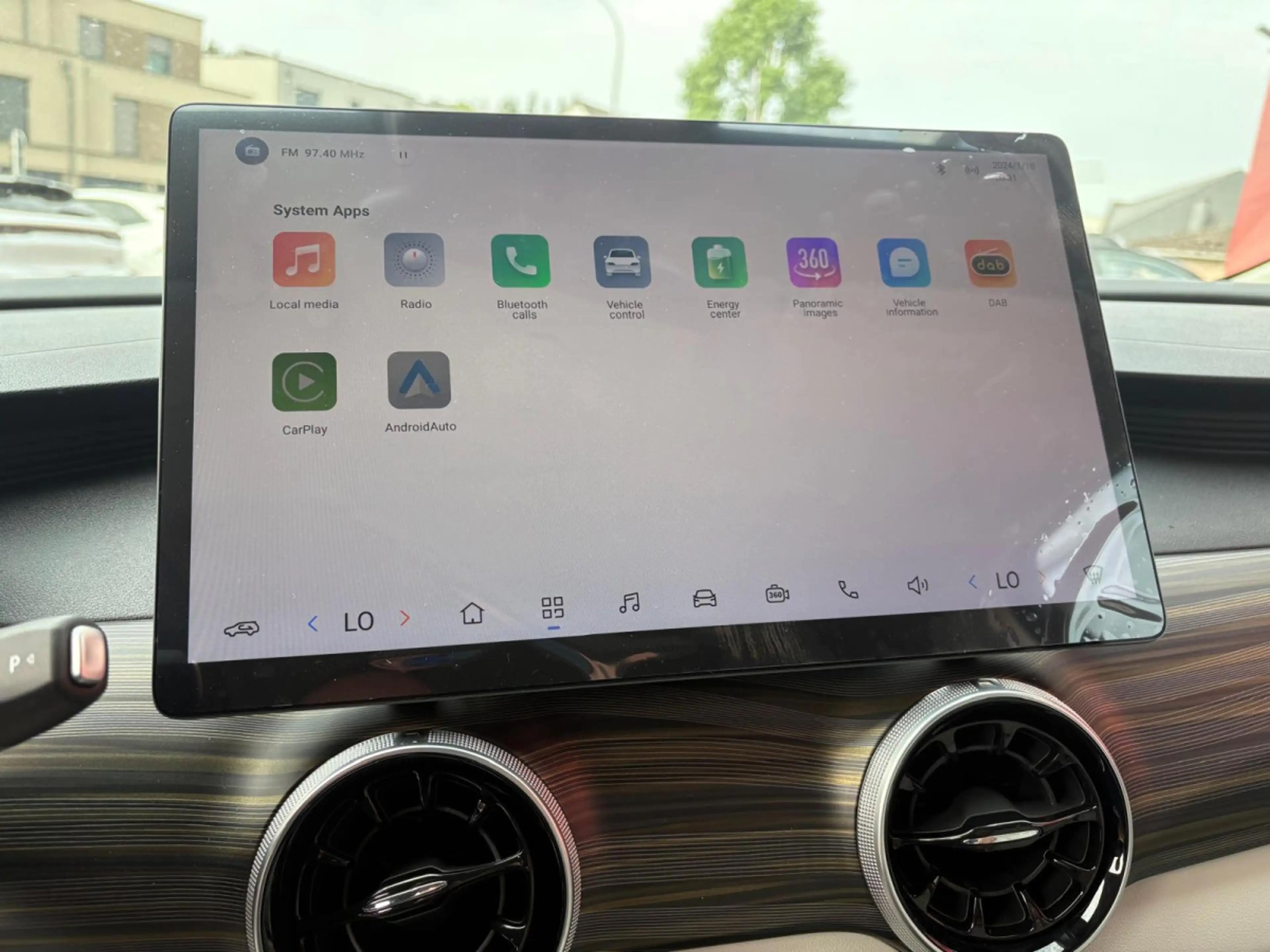Forthing U-Tour M4 PHEV — photo 13