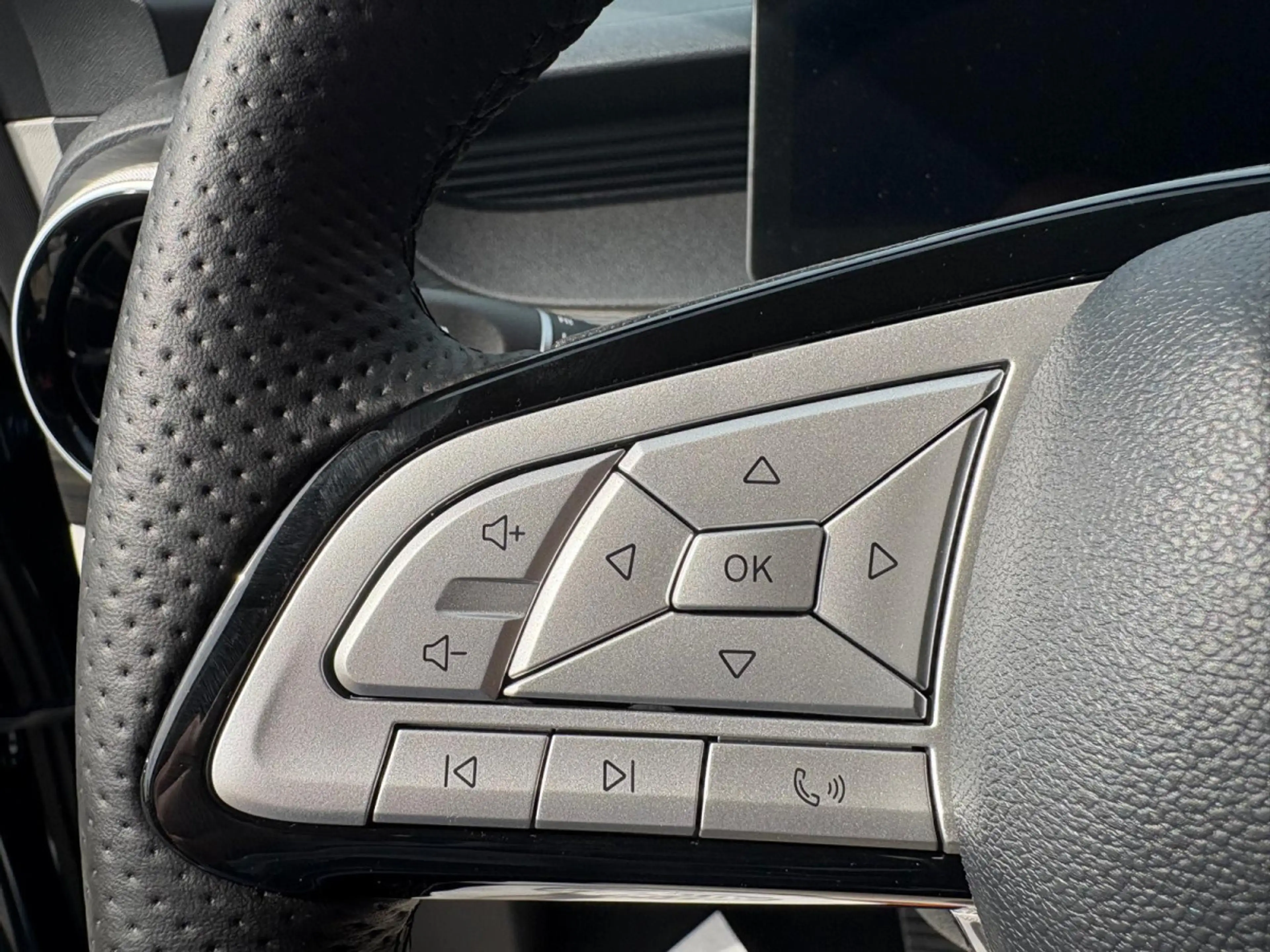 Forthing U-Tour M4 PHEV — photo 8