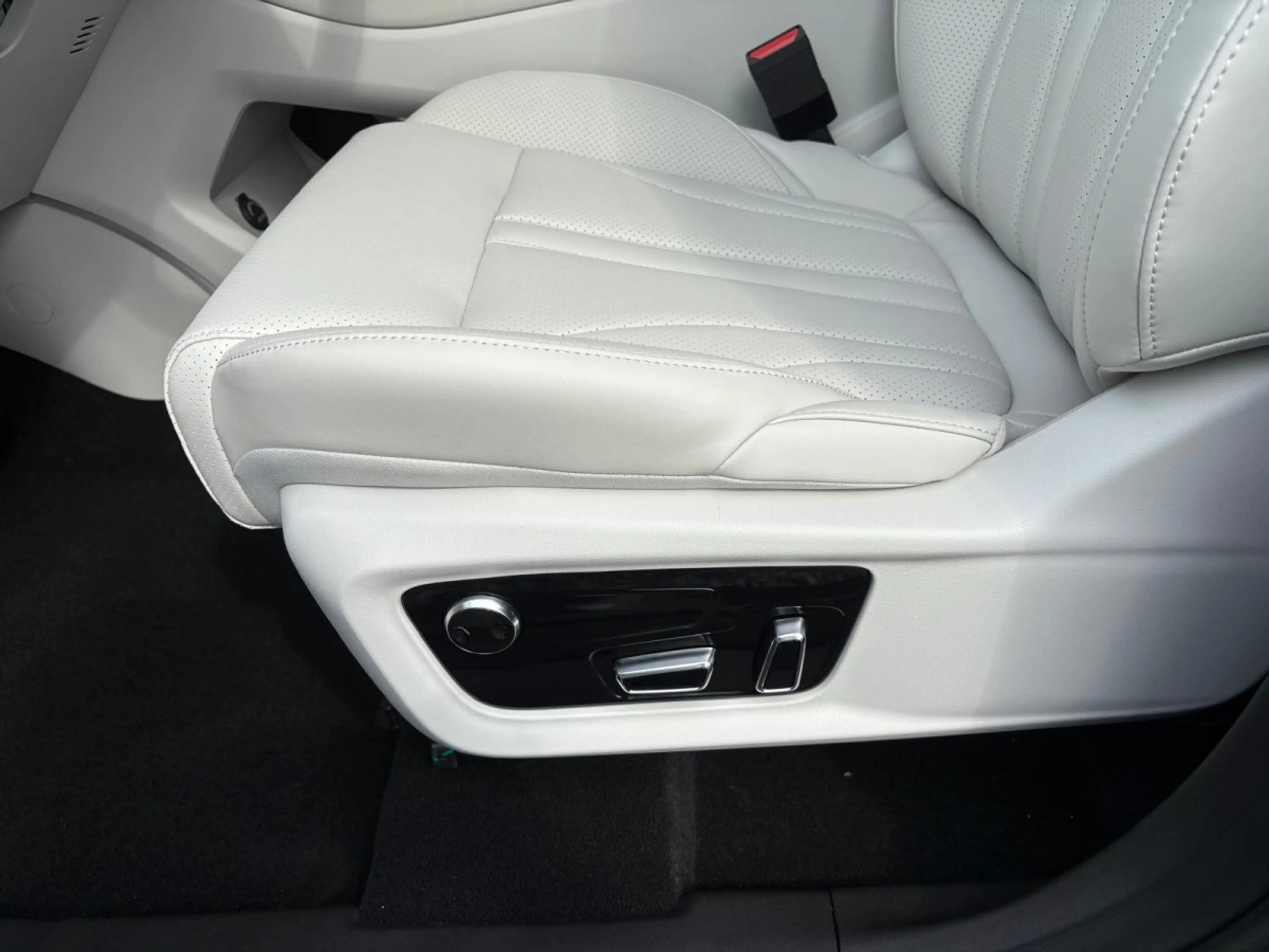 Forthing U-Tour M4 PHEV — photo 7