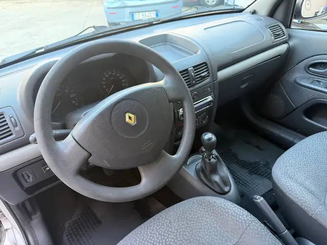 Renault Clio view 11