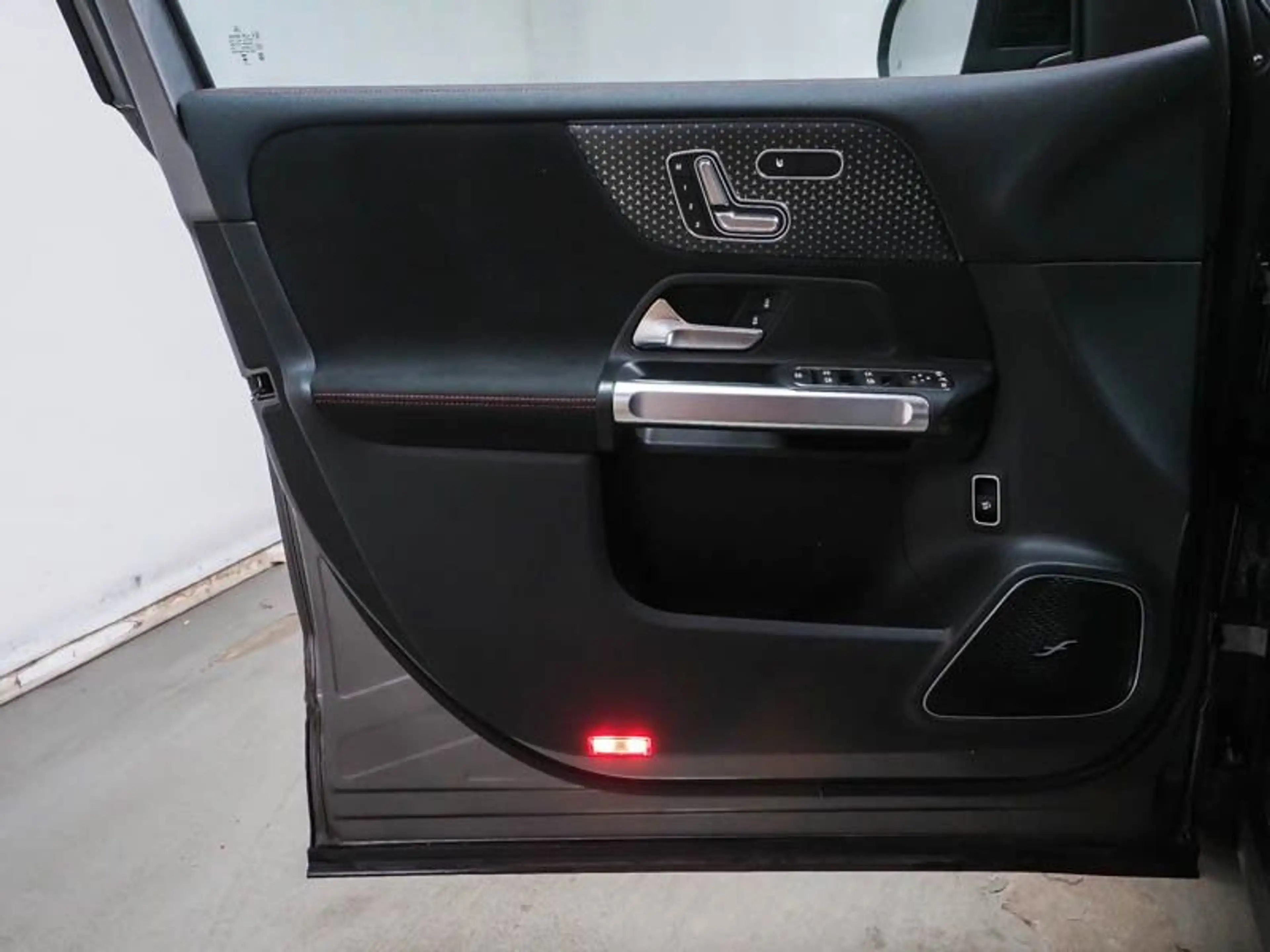 Mercedes-Benz EQB 250 — photo 10
