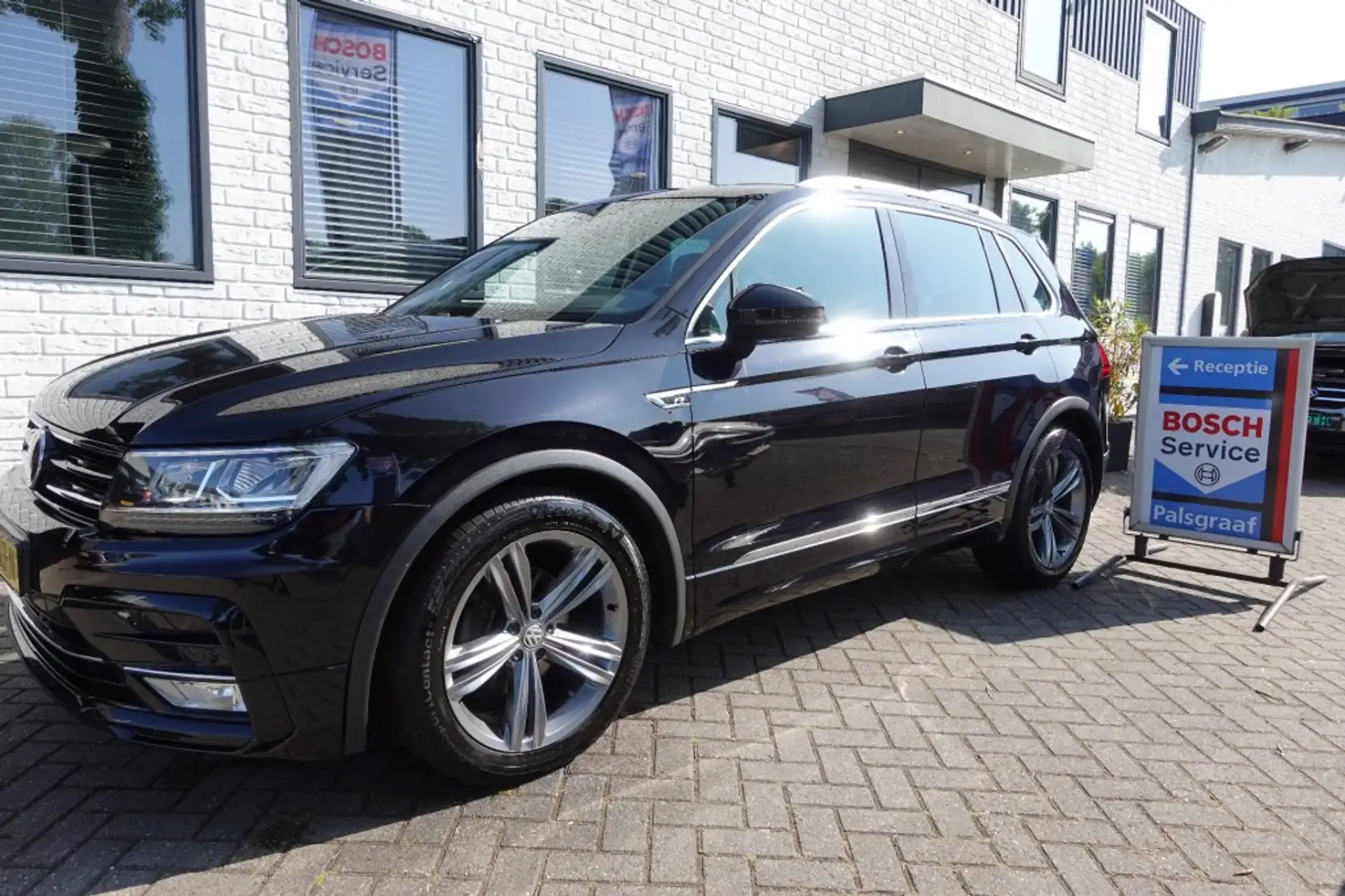 Volkswagen Tiguan 1.4 TSI ACT Highline  R-Line Leder Zwart - 1