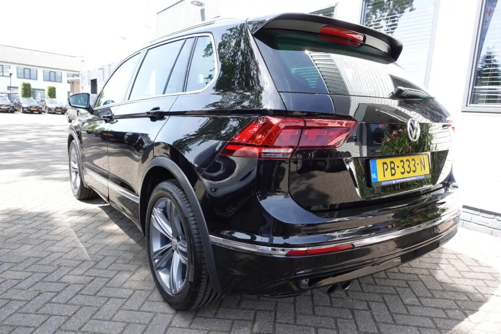 Volkswagen Tiguan 1.4 TSI ACT Highline  R-Line Leder Zwart - 2