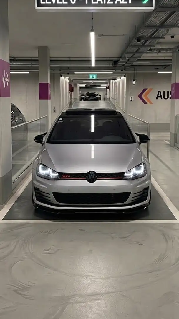 Volkswagen Golf GTI 2,0 TSI DSG Performance - 1