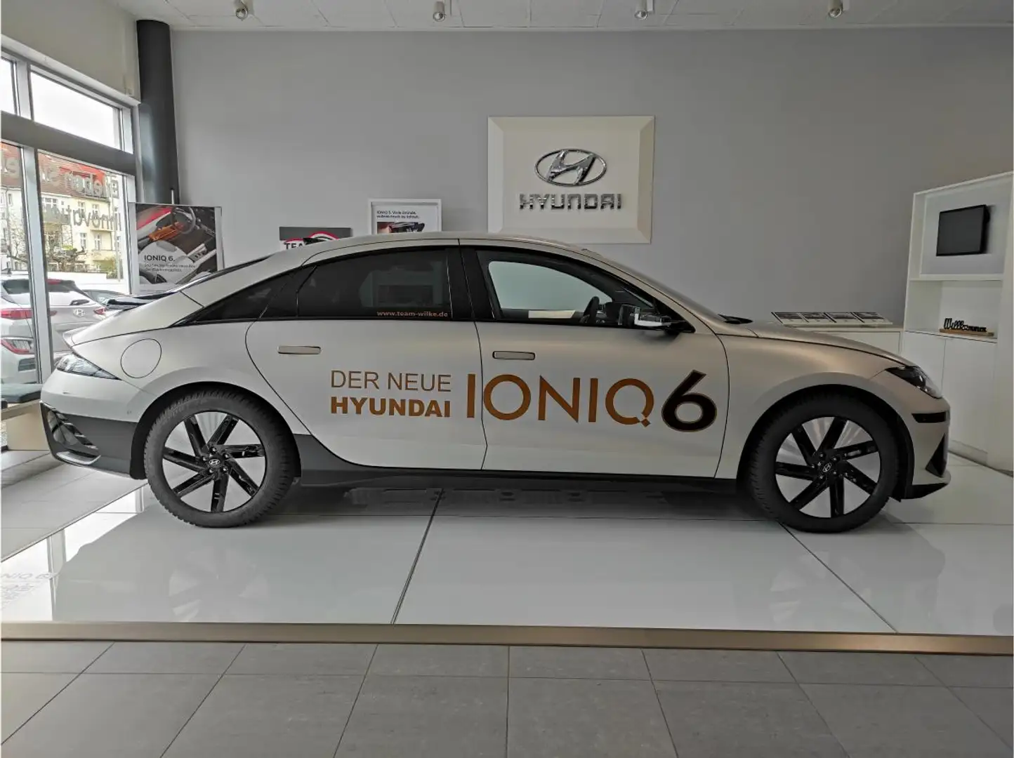 Hyundai IONIQ 6 UNIQ, NEU! über 500km Reichweite, sofort verfügbar Gold - 1