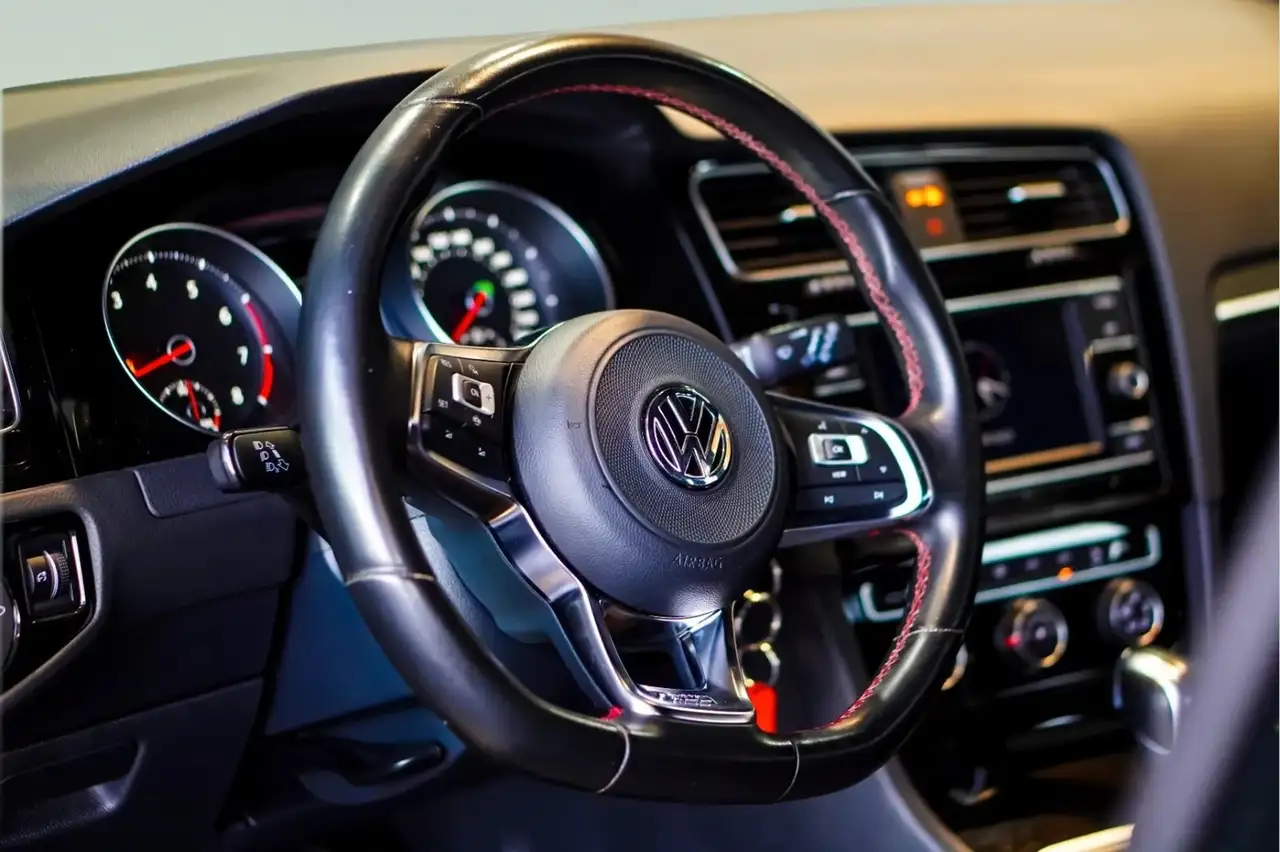 Volkswagen Golf GTI — photo 12