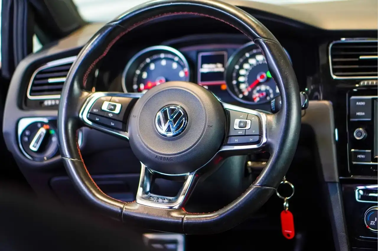 Volkswagen Golf GTI — photo 13