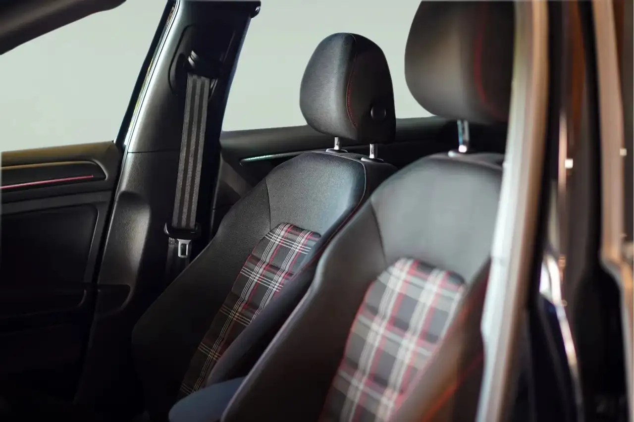 Volkswagen Golf GTI — photo 10