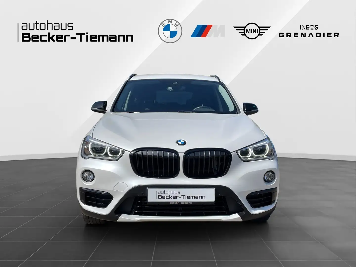 BMW X1 xDrive20i Sport Line/ AHK/ Navi/ LED Weiß - 2