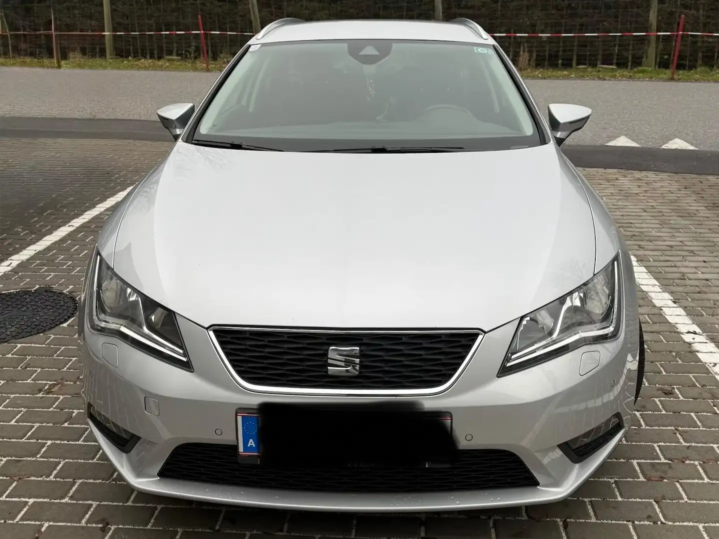 SEAT Leon Leon ST Executive 1,6 TDIStart-Stopp DSG Executive Silber - 1
