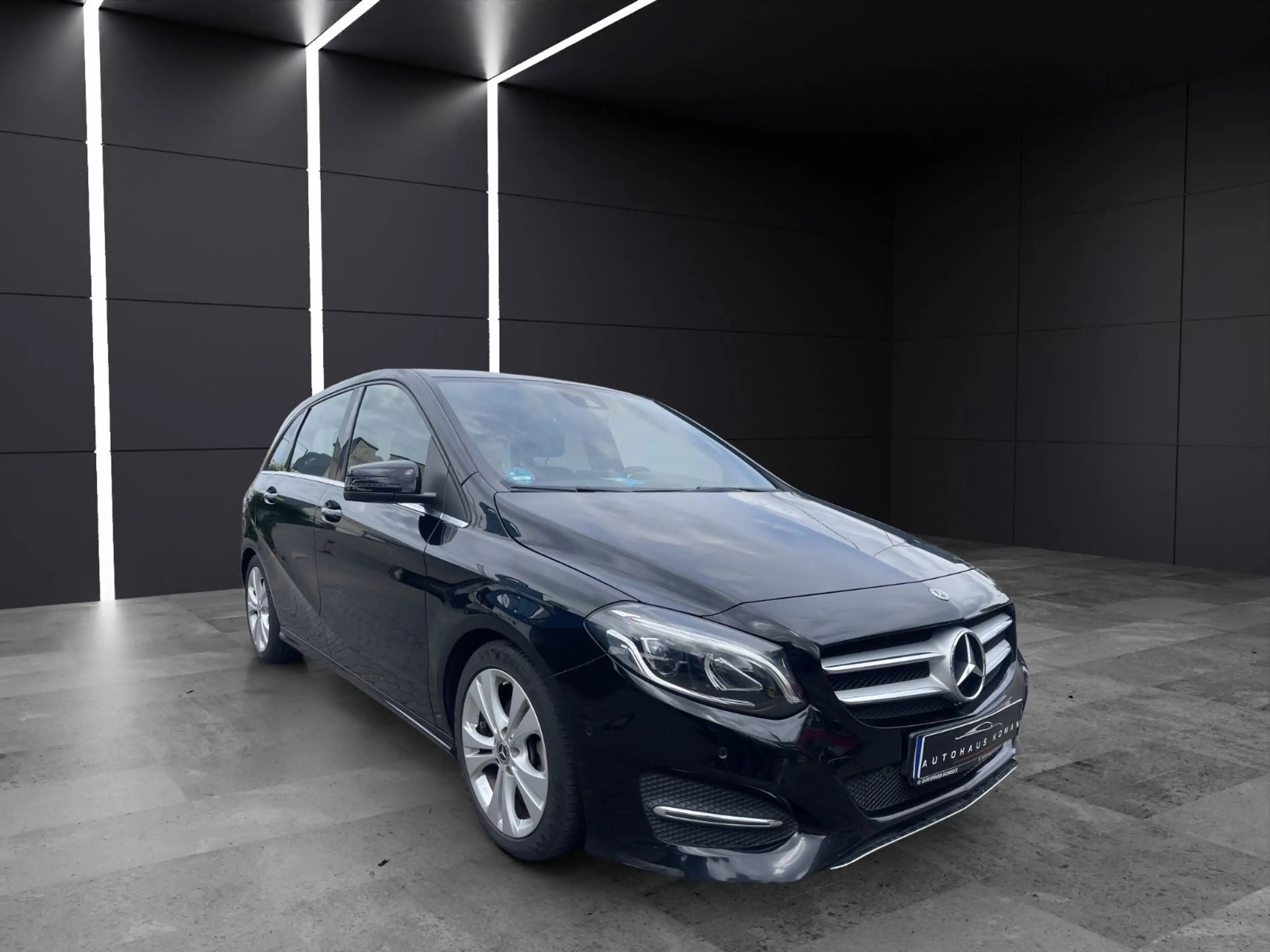 Mercedes-Benz B 200 B200 Urban Style*AUTOM.*S.HEFT*PDC*NAVI*AHK*2.HA — photo 2