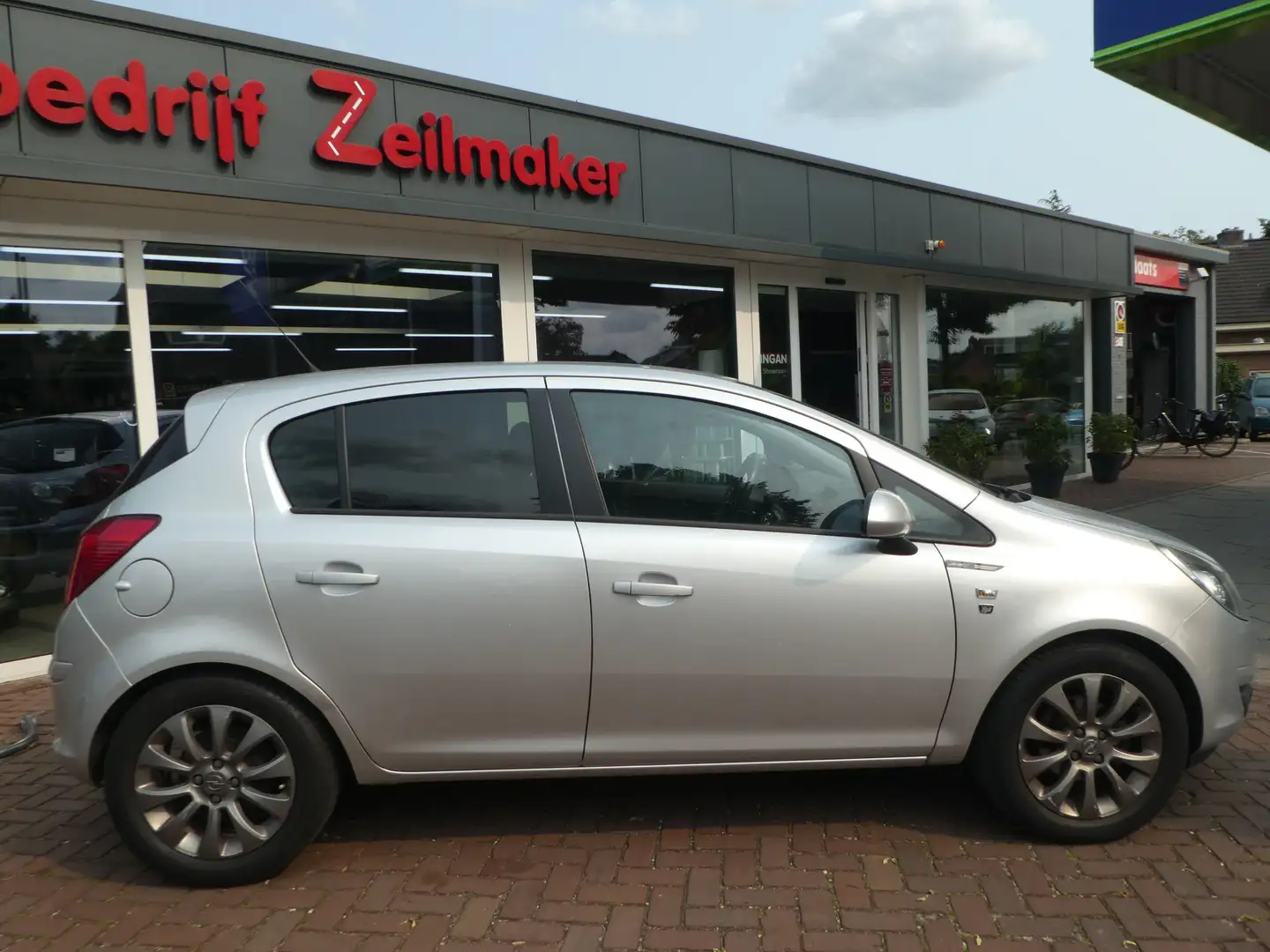 Opel Corsa 1.2-16V '111' Edition Airco, Navi, PDC, LM Velgen Grijs - 2
