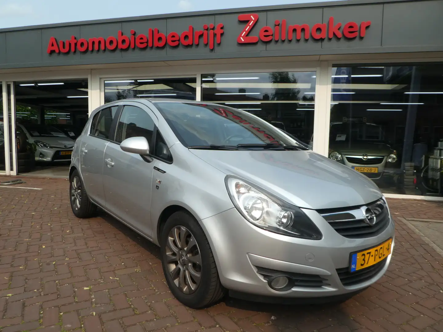 Opel Corsa 1.2-16V '111' Edition Airco, Navi, PDC, LM Velgen Grijs - 1
