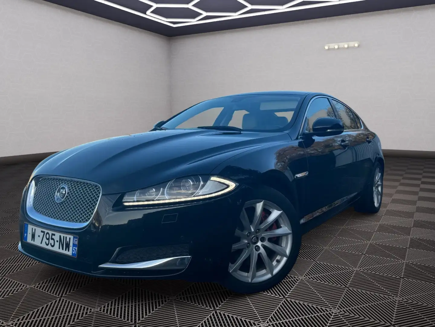 Jaguar XF 2.2 Diesel Noir - 1
