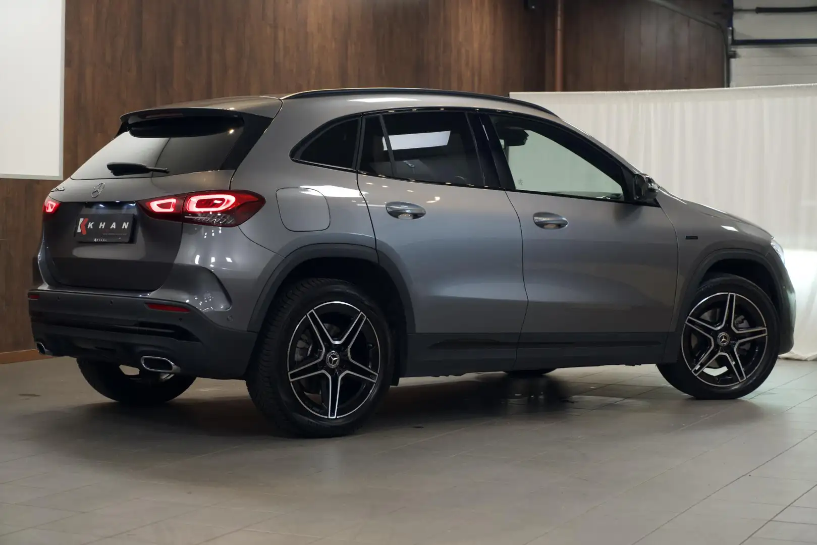 Mercedes-Benz GLA 250 e AMG Line Grijs - 2