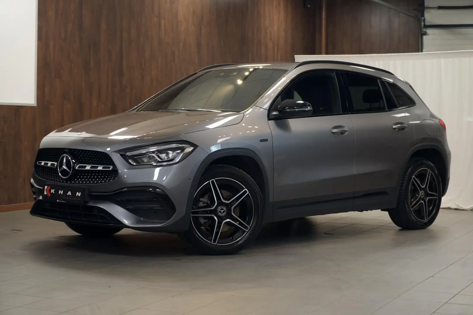 Mercedes-Benz GLA 250 e AMG Line Šedá - 1