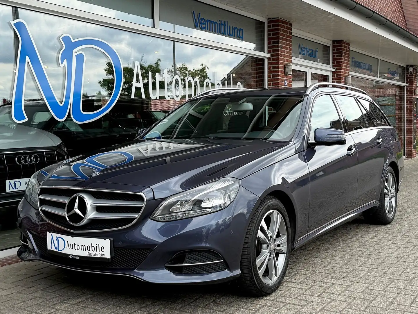 Mercedes-Benz E 200 E200 T CGI BE Avantgarde NAVI AHK PDC Tempomat Blau - 1