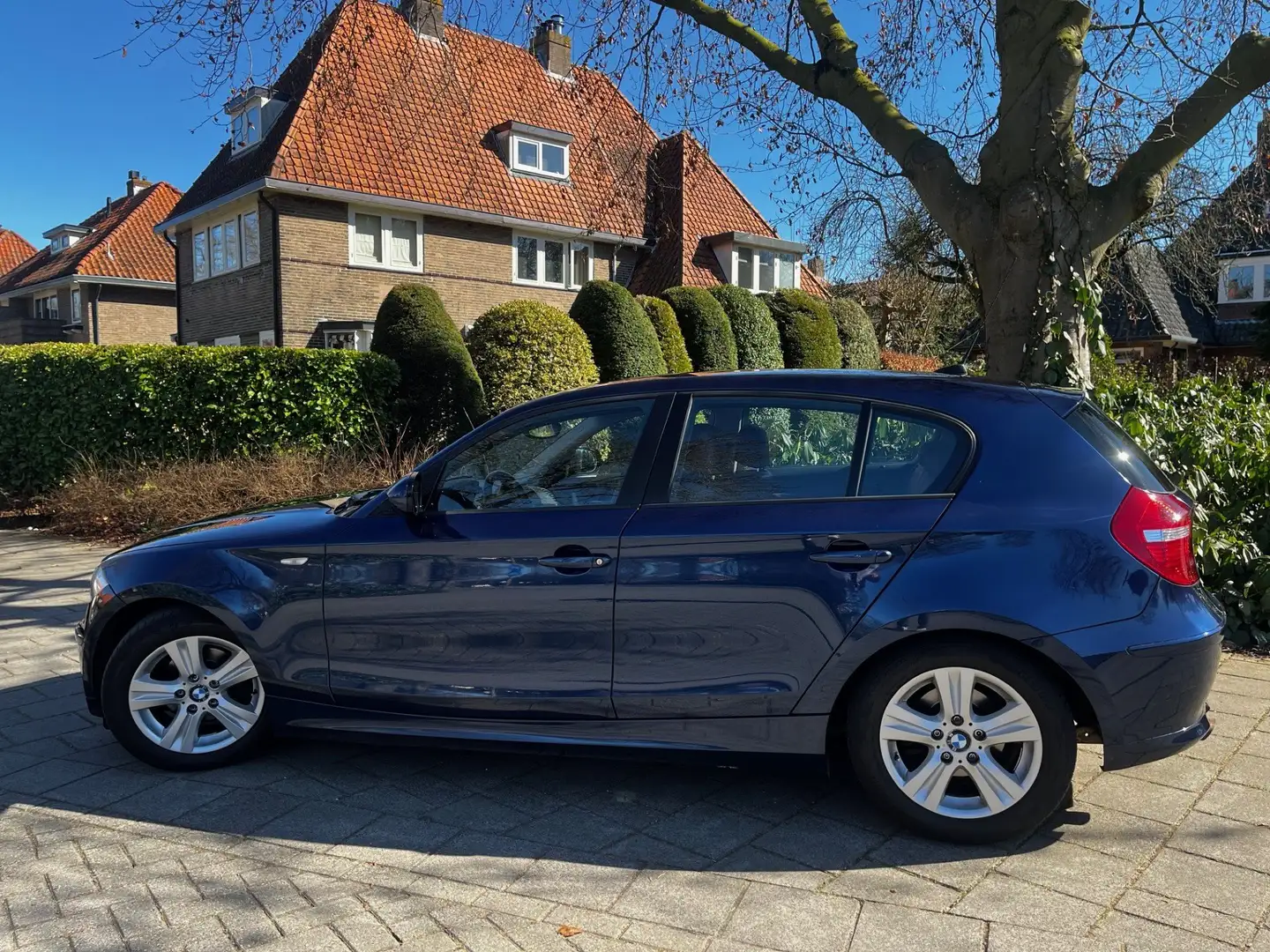 BMW 116 1-Serie Business Line, M onderstel, LM, Leer, AC Blauw - 1