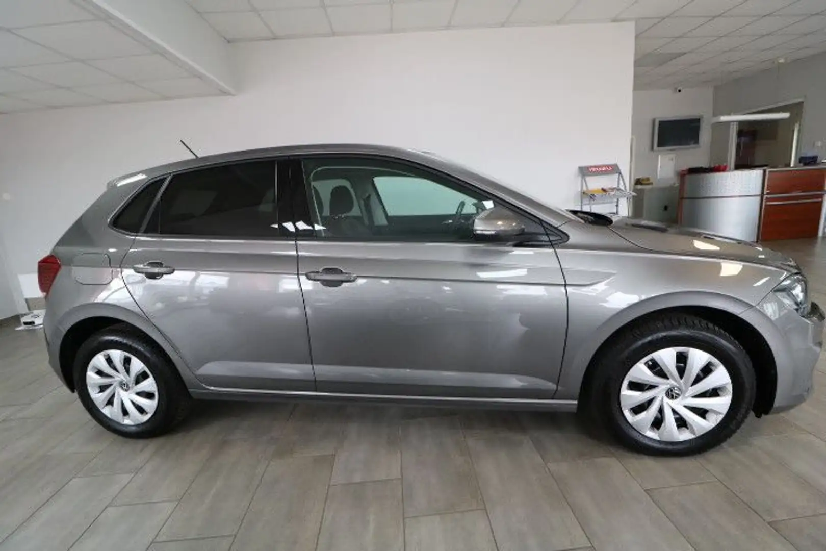 Volkswagen Polo VI Highline Gris - 2