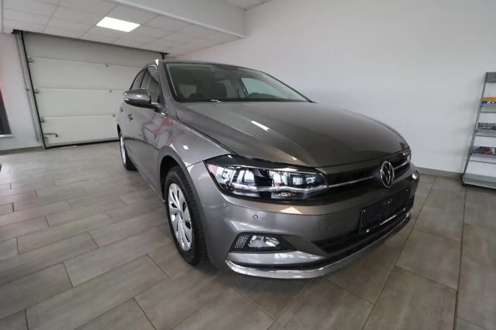 Volkswagen Polo VI Highline Gris - 1