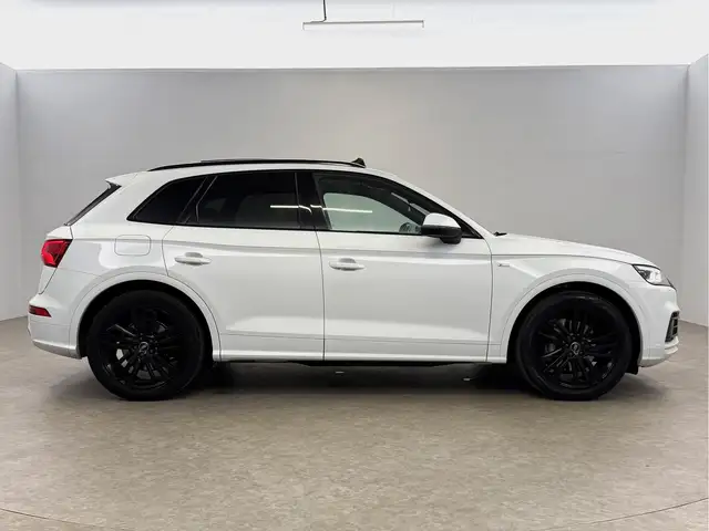 Audi Q5 view 11