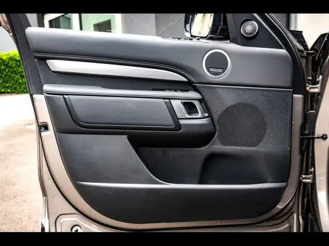 Land Rover Discovery 3 view 9