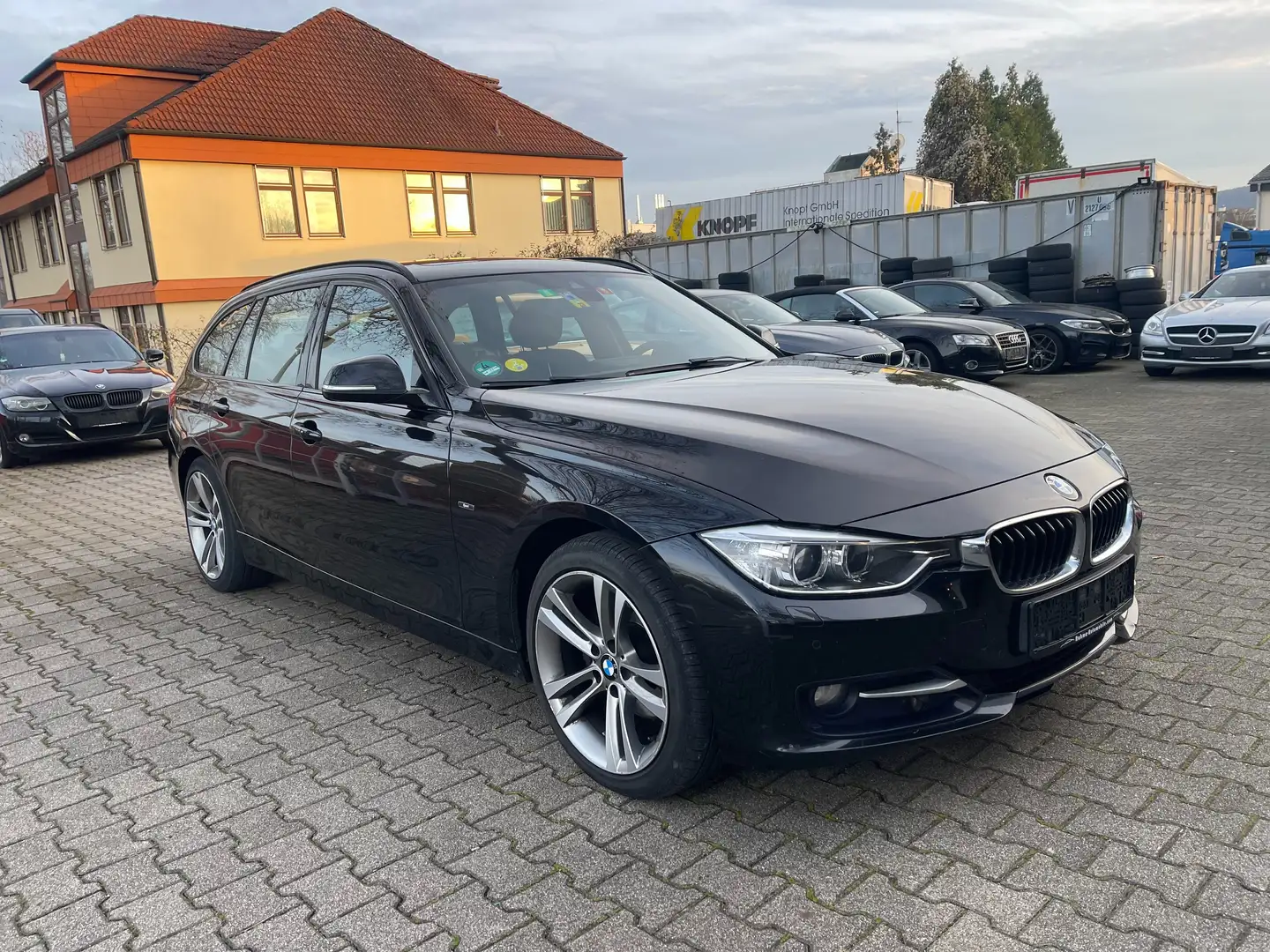 BMW 320 d Toring, Navi, Xenon, Head-up, Panoramadach Noir - 2
