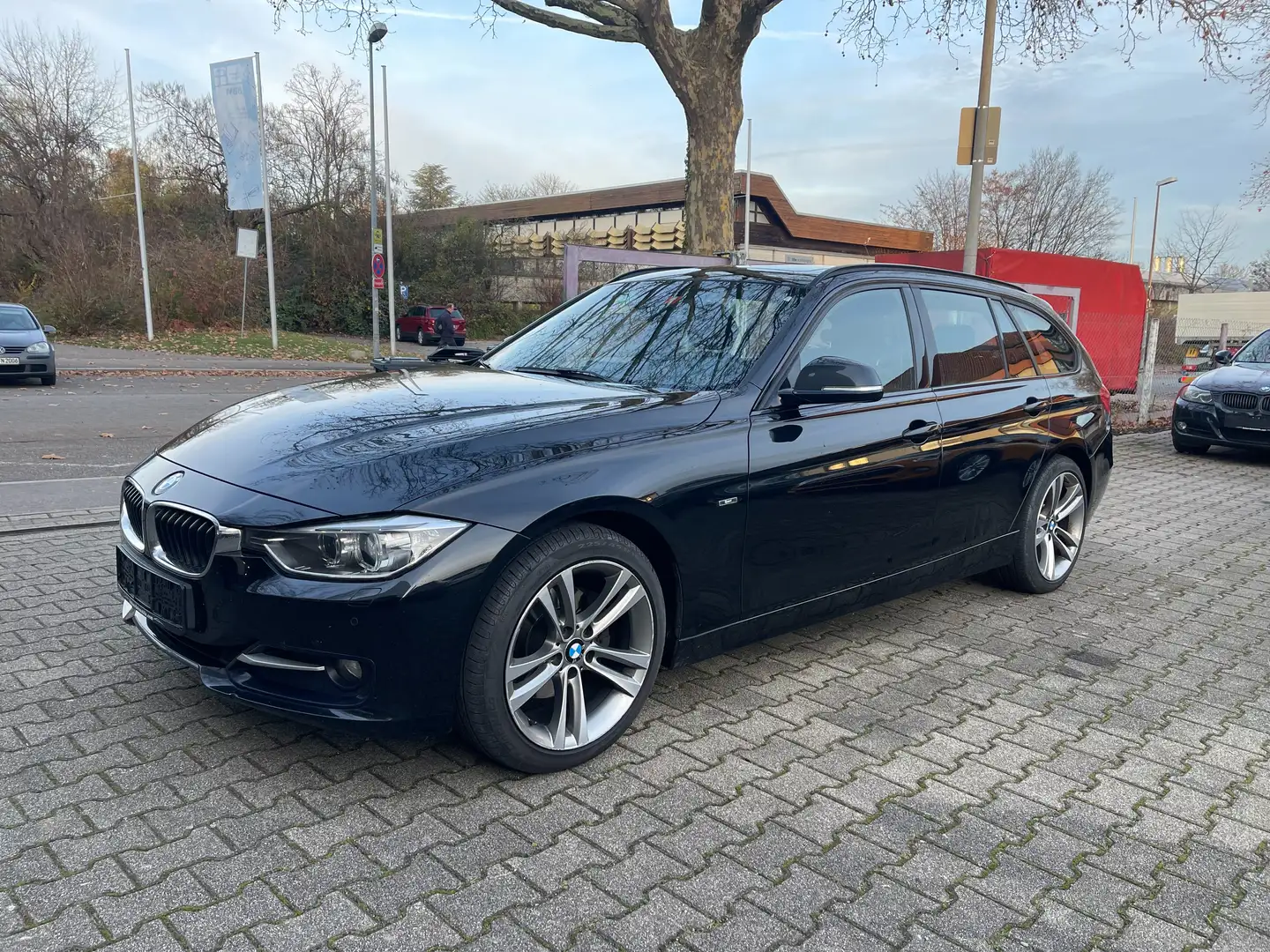 BMW 320 d Toring, Navi, Xenon, Head-up, Panoramadach Noir - 1