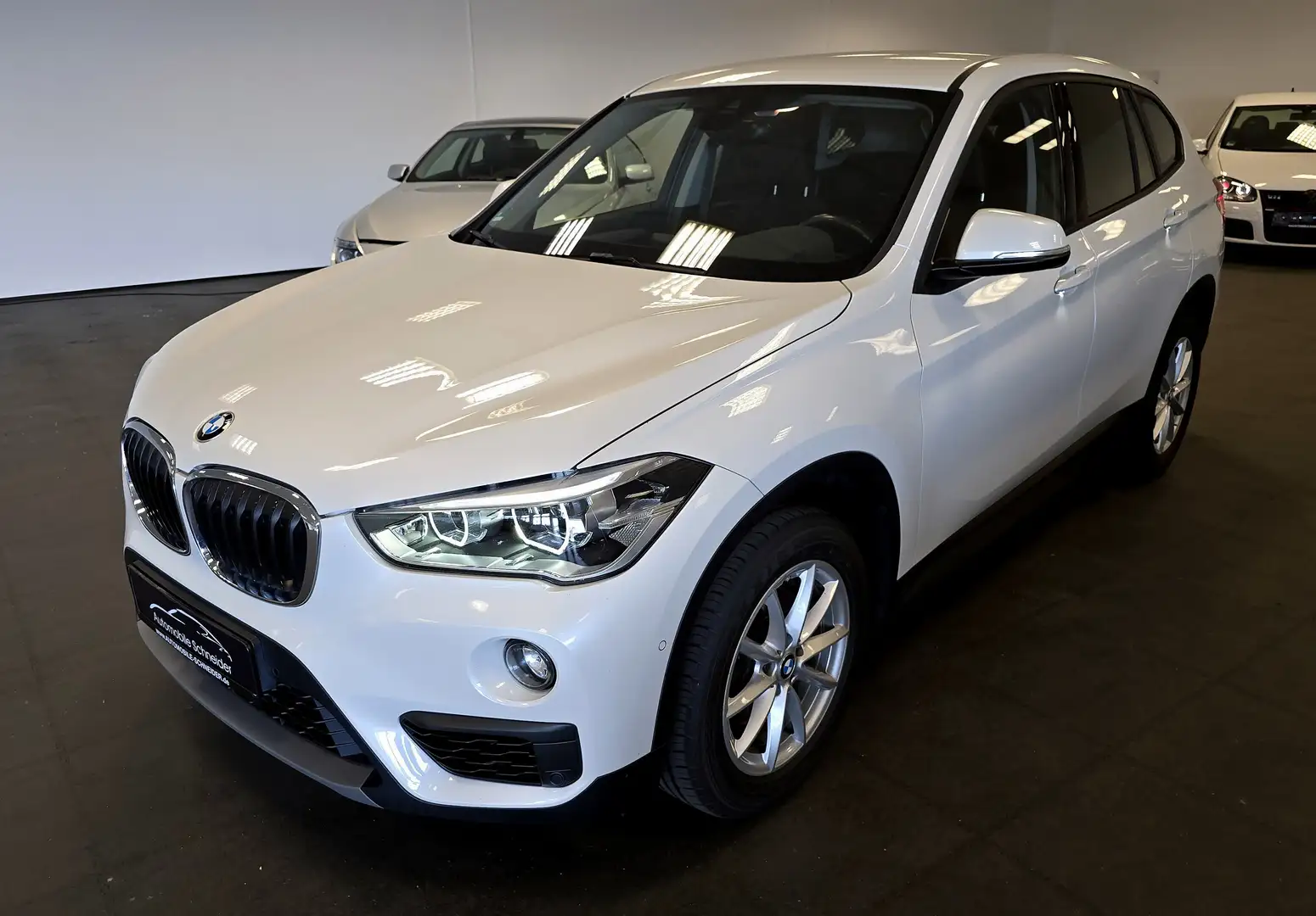 BMW X1 sDrive 18i ADVANTAGE AUTOMATIK NAVI KAMERA LED SHZ Blanco - 1