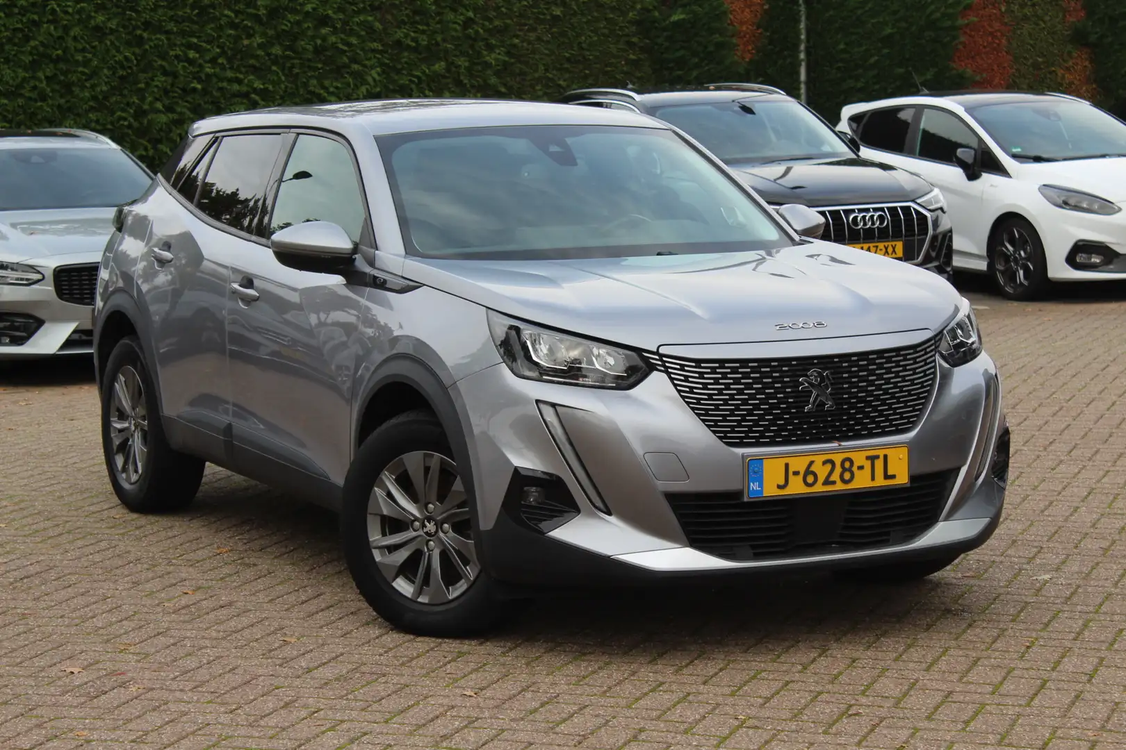 Peugeot e-2008 EV Active 50 kWh / SoH 92.3% / Camera / Navigatie Grijs - 1