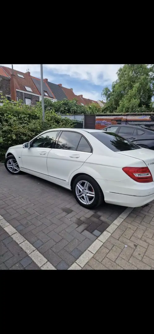 Mercedes-Benz 200 sedan - 2