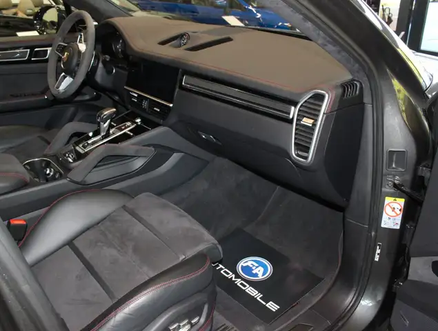 Porsche Cayenne GTS view 10