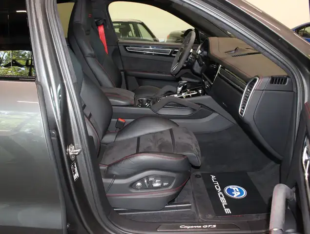 Porsche Cayenne GTS view 9