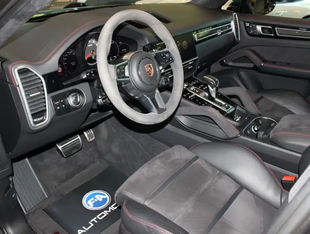 Porsche Cayenne GTS view 15