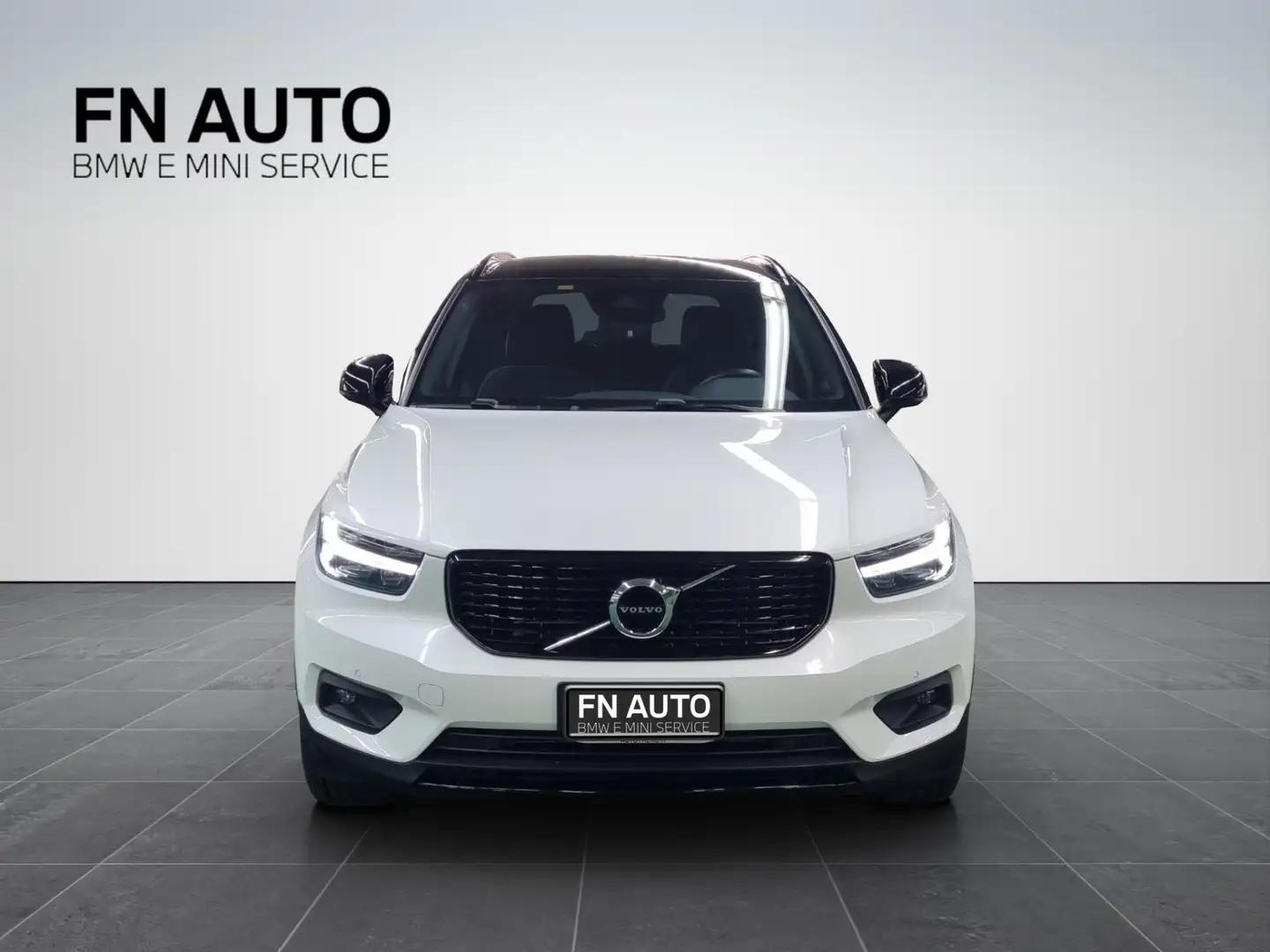 Volvo XC40 T4 Recharge Plug-in Hybrid R-design Bianco - 2
