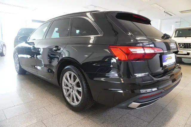 Audi A4 view 4