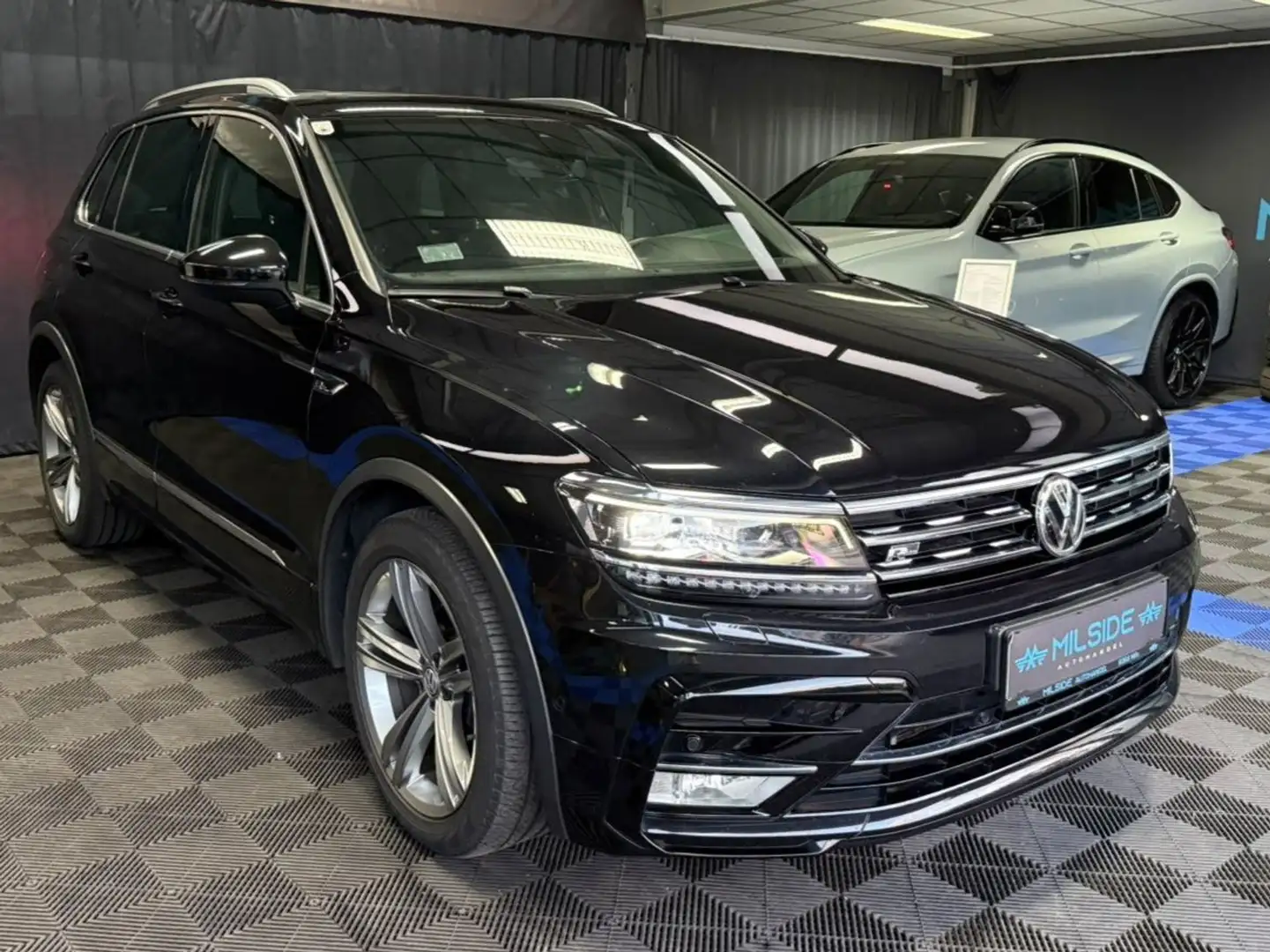 Volkswagen Tiguan R-LINE,DSG,4x4,PANO,AHK,AMBIENTE,VIRTUAL Schwarz - 1