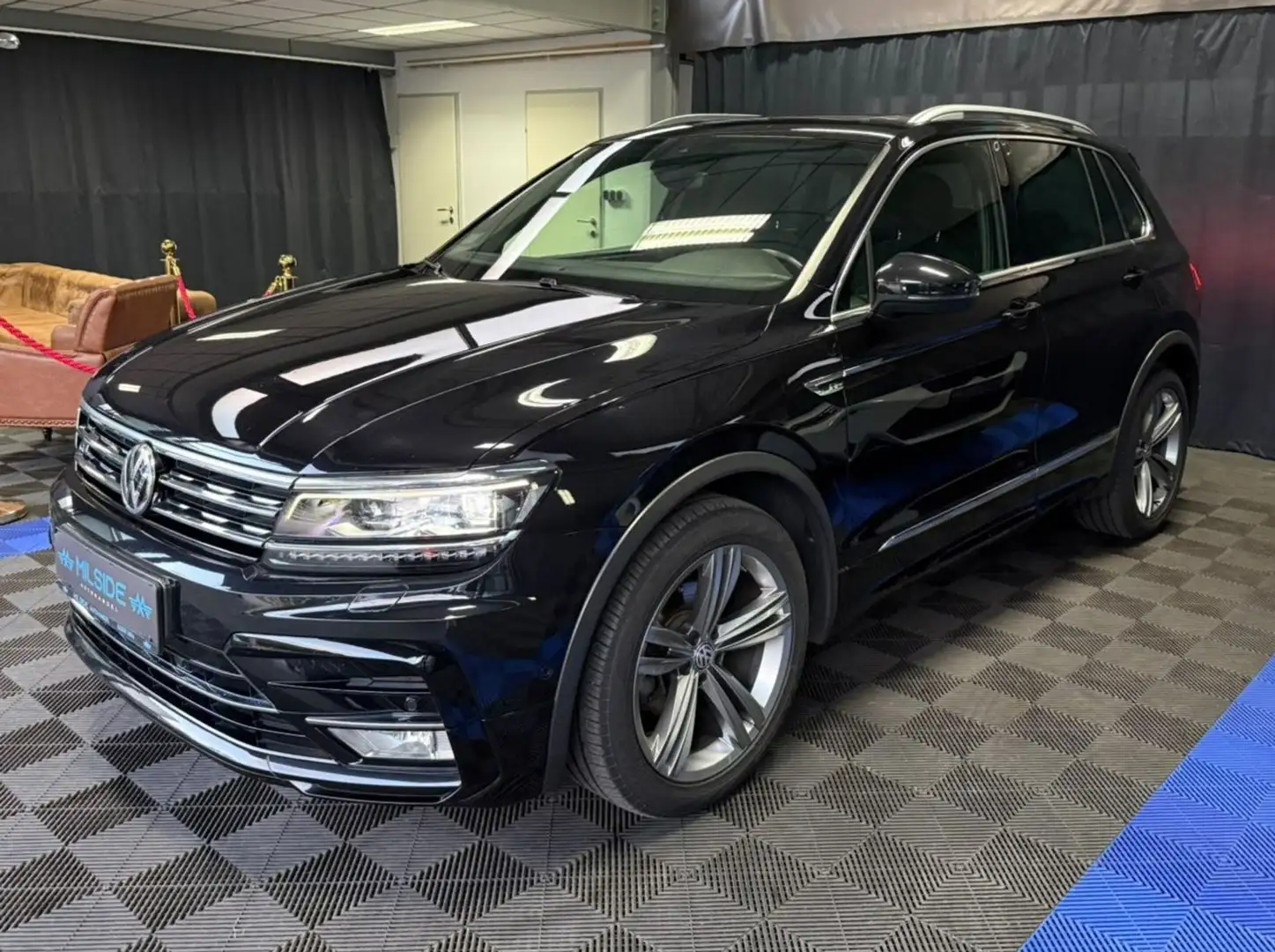 Volkswagen Tiguan R-LINE,DSG,4x4,PANO,AHK,AMBIENTE,VIRTUAL Schwarz - 2