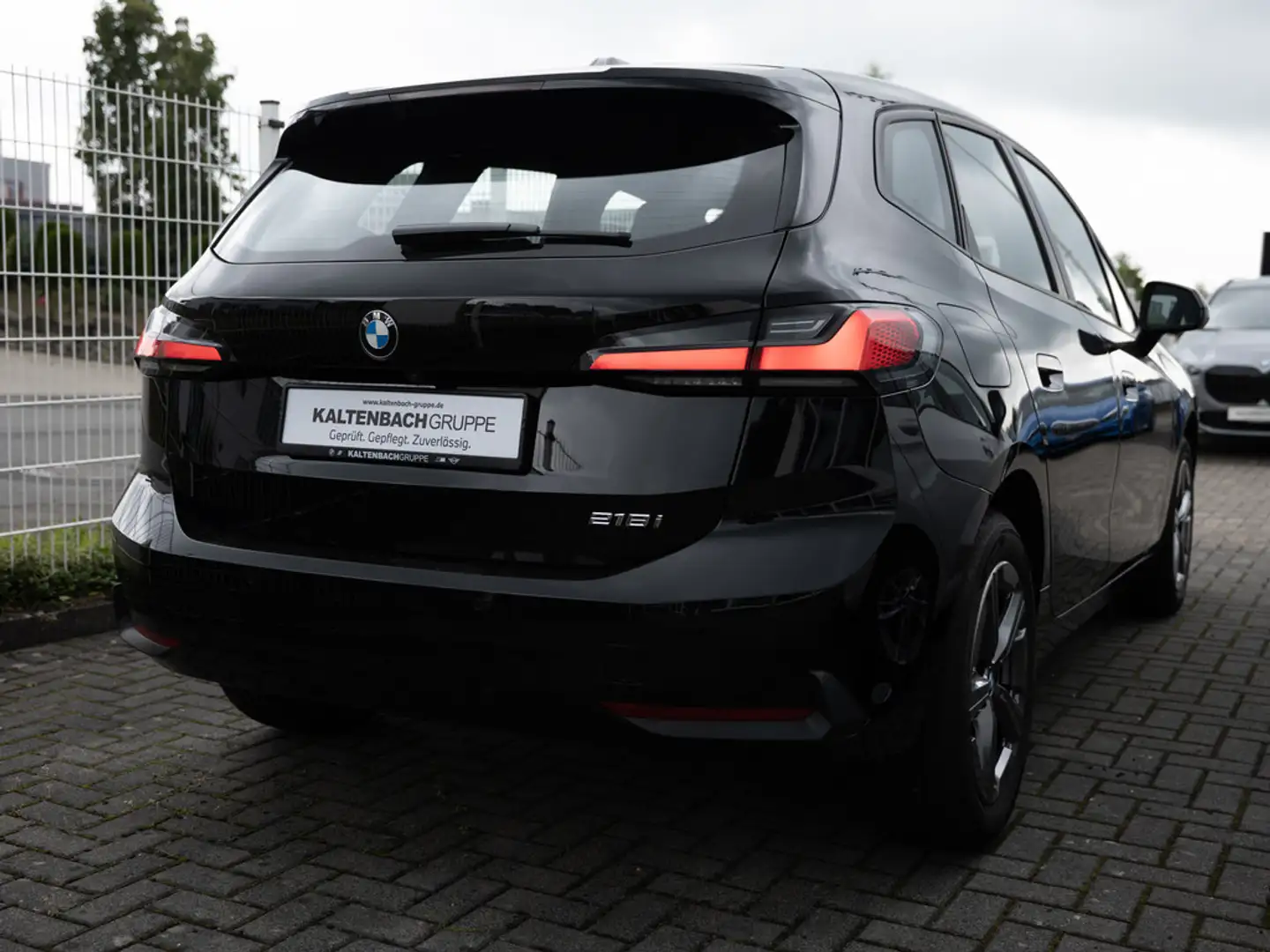 BMW 218 i Active Tourer AHK LED NAVI KAMERA SHZ Schwarz - 2