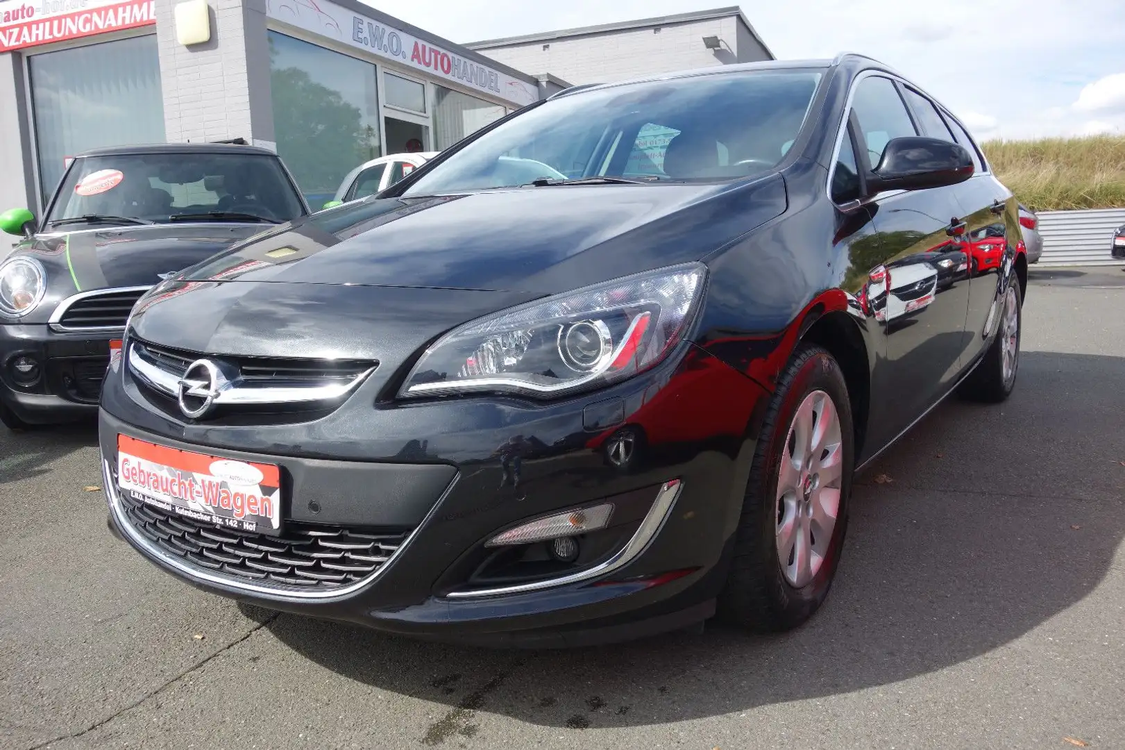 Opel Astra J Sports Tourer Exklusiv Schwarz - 1