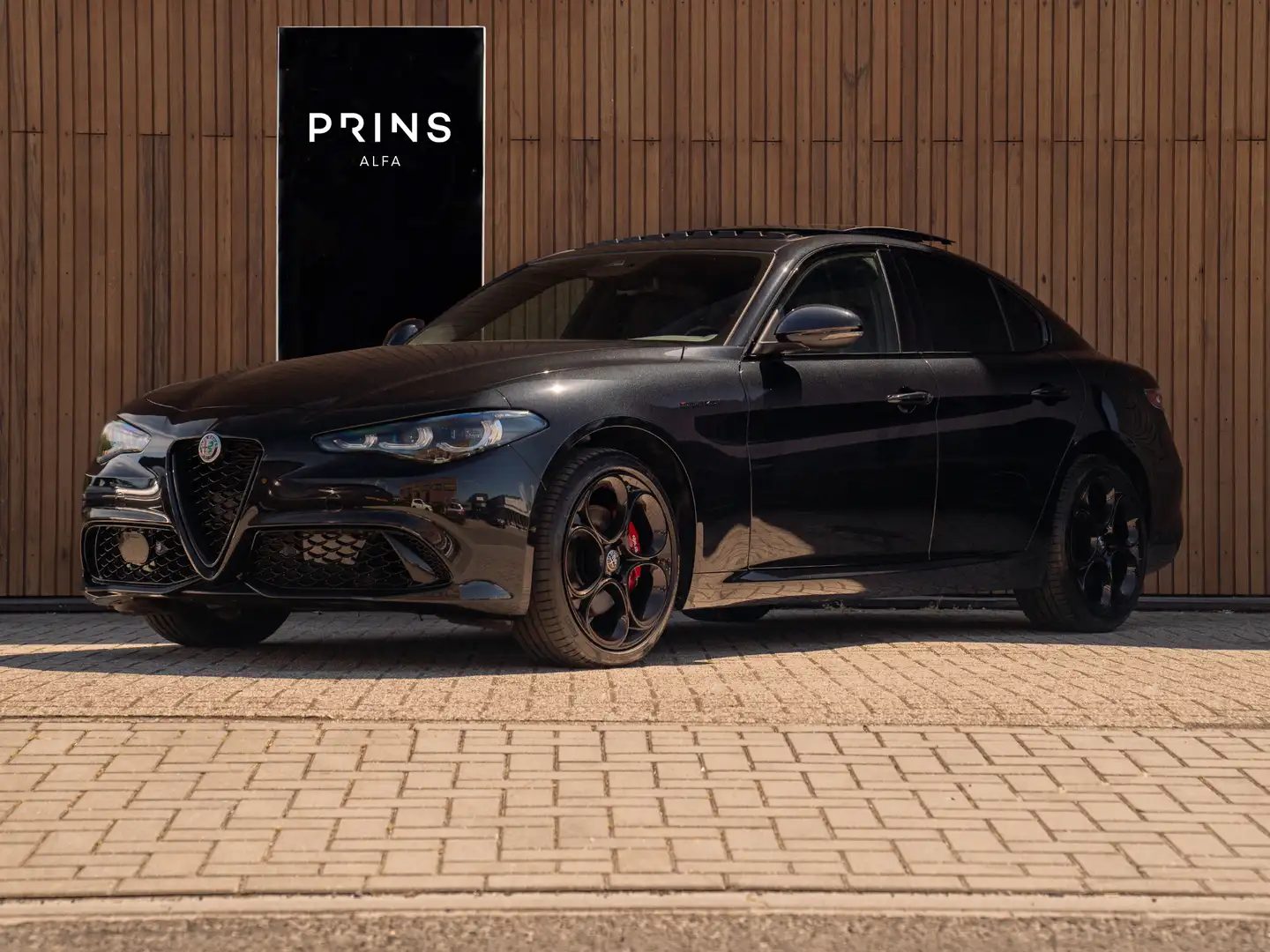 Alfa Romeo Giulia 2.0T 280pk GME AWD Competizione Q4 MY24 | Full opt Noir - 1